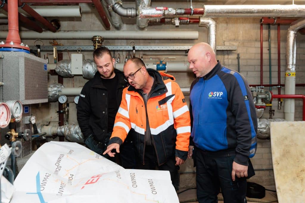 Aanvullende voorwaarden betreffende het verrichten van diensten of het uitvoeren van werken